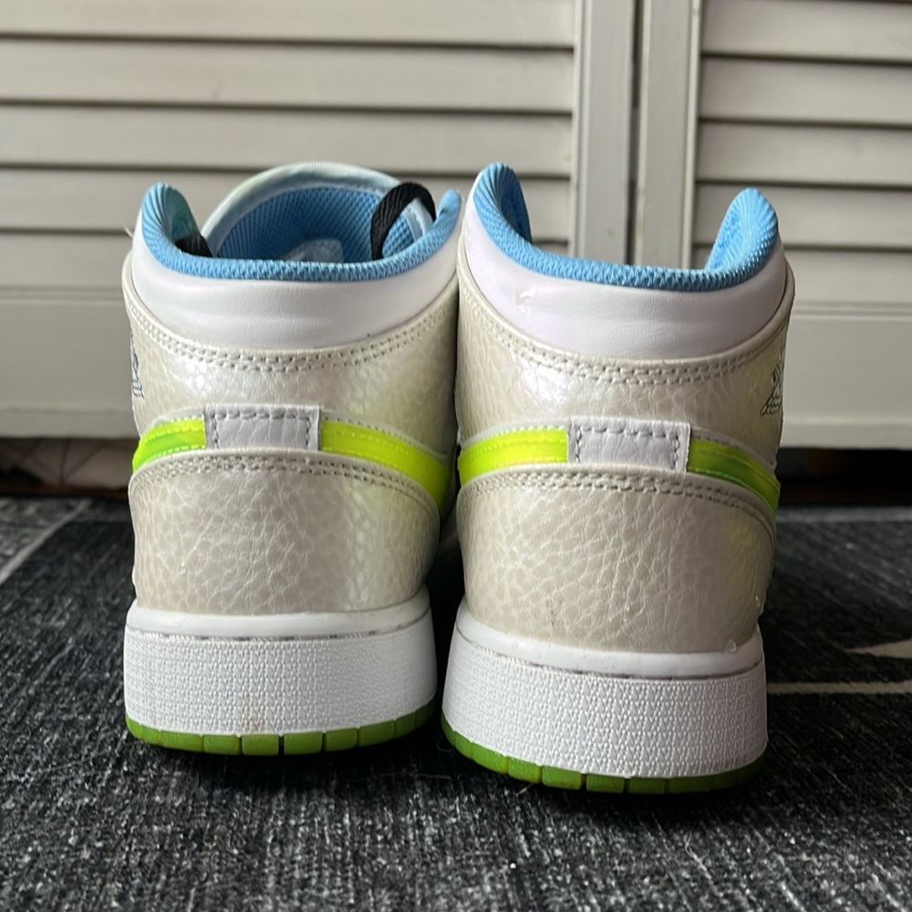 Air Jordan 1 Mid SE GS Warped Swoosh Sneakers 6.5Y / Women’s 8 - Picture 4 of 5